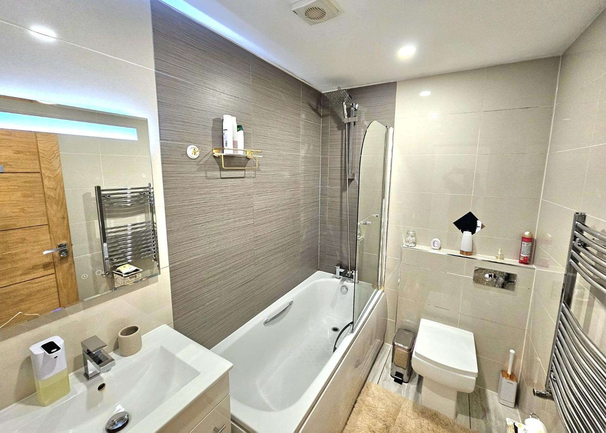 Chantelle Gazde/Camere de închiriat Londra